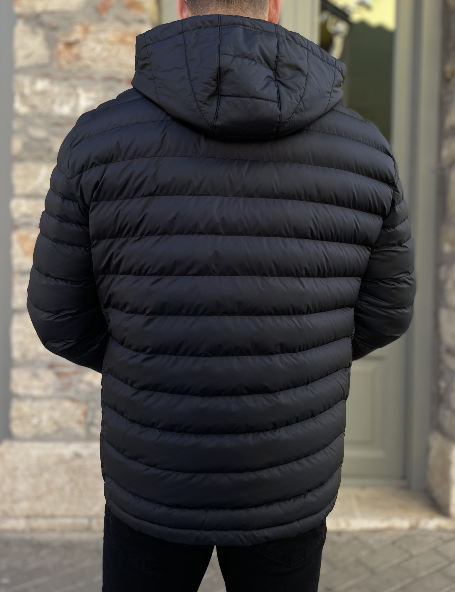 Ανδρικό μαύρο καπιτονέ μπουφάν με αποσπώμενη κουκούλα D3079 φωτογραφία